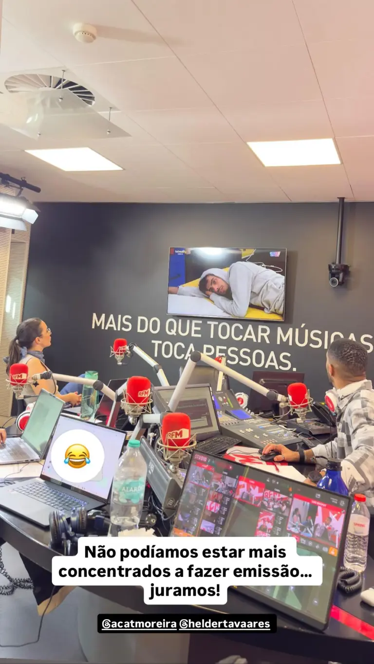 E esta? Emissão da RFM é feita... com radialistas colados à televisão a ...