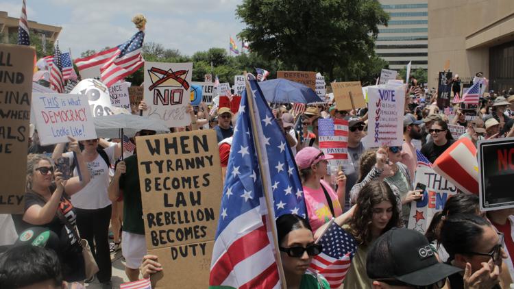 Hundreds of protestors show up to 'No Kings' protests in North Texas ...