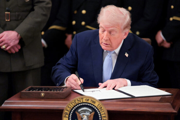 La firma de Trump llega a los billetes de dólar