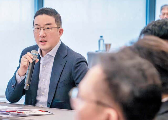 LG chairman stresses CEO-led AI transformation