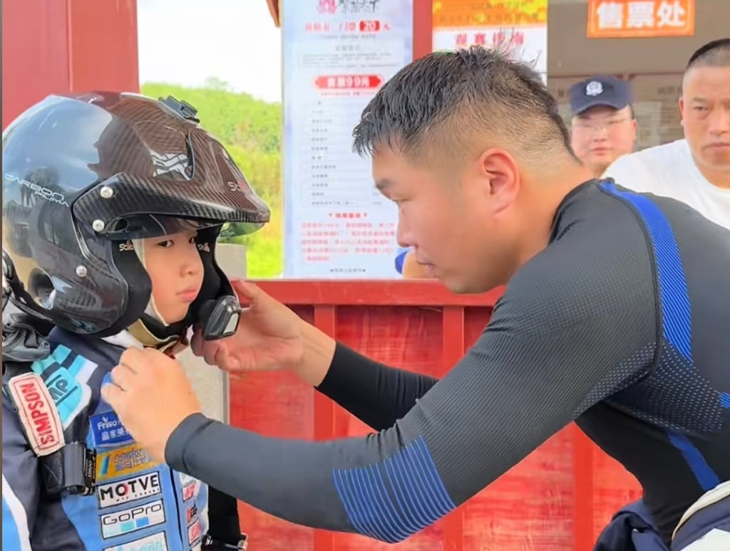 Tay đua xe 7 tuổi gây sốt mạng Trung Quốc