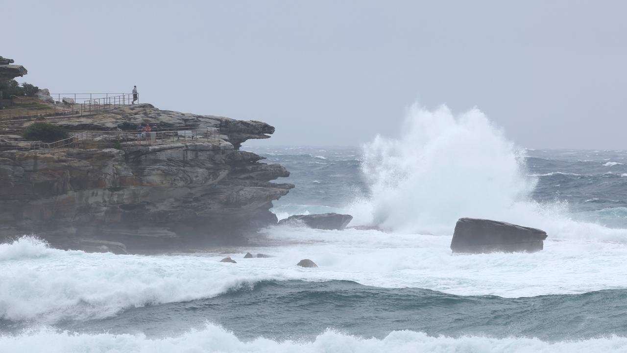 ‘5m waves’: Place Aussies urged to avoid