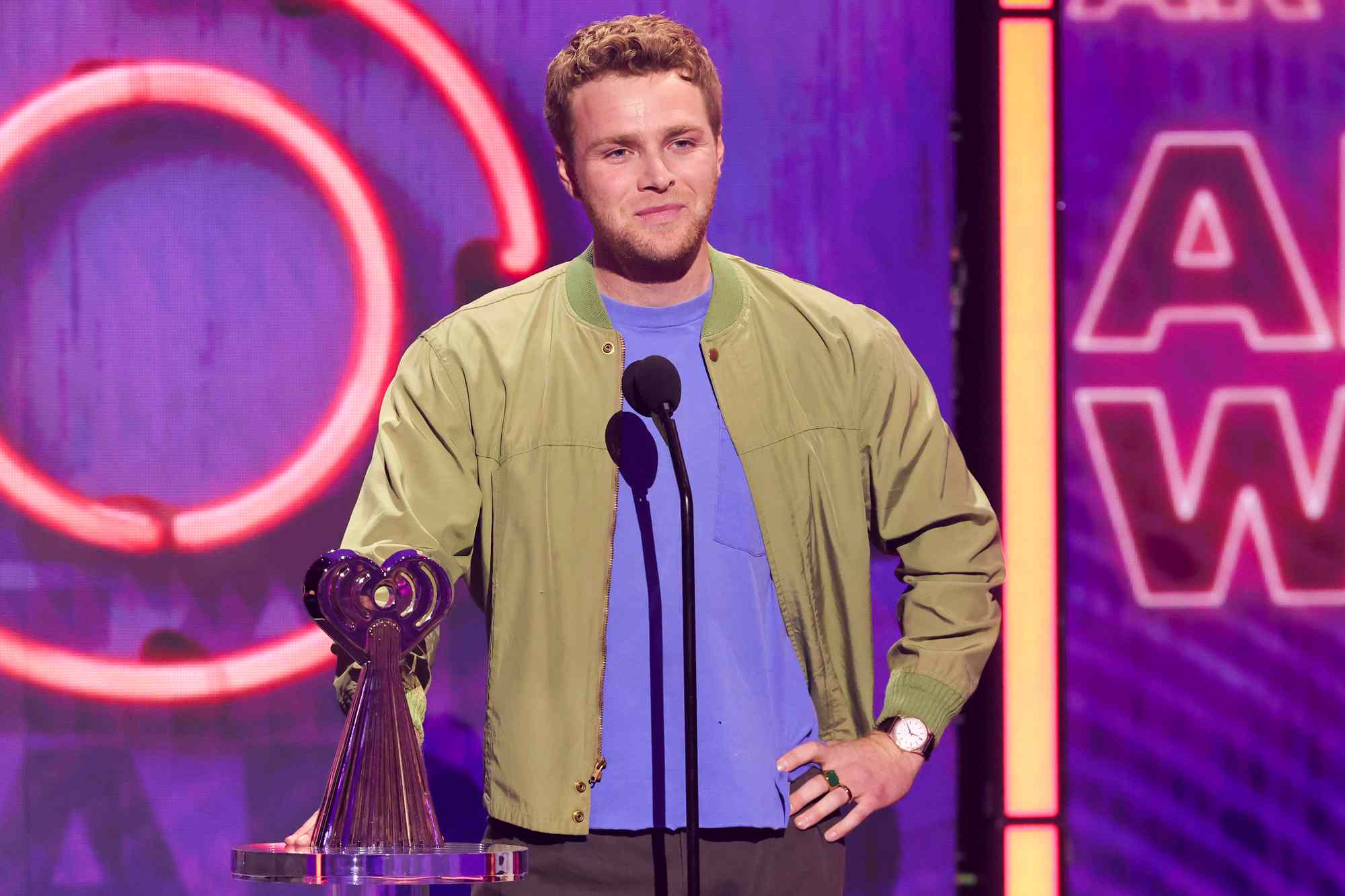 Alex Warren dedicates his breakthrough artist of the year win at the ...
