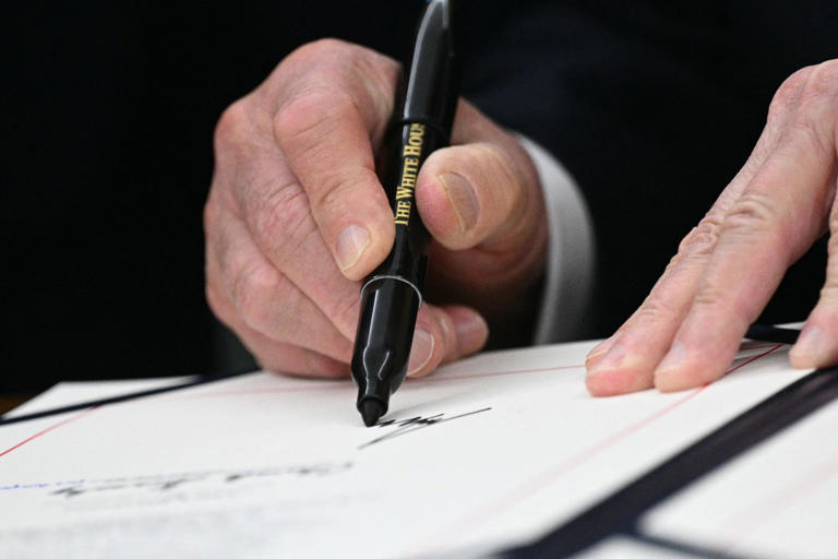 trumps-handtekening-komt-op-amerikaans-briefgeld-gebeurde-nooit-eerder