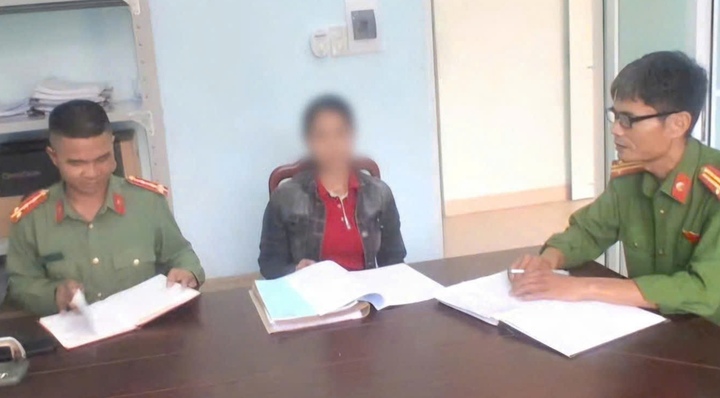 Công an TP Huế giúp người phụ nữ Cơ Tu nhận lại 60 triệu đồng chuyển nhầm