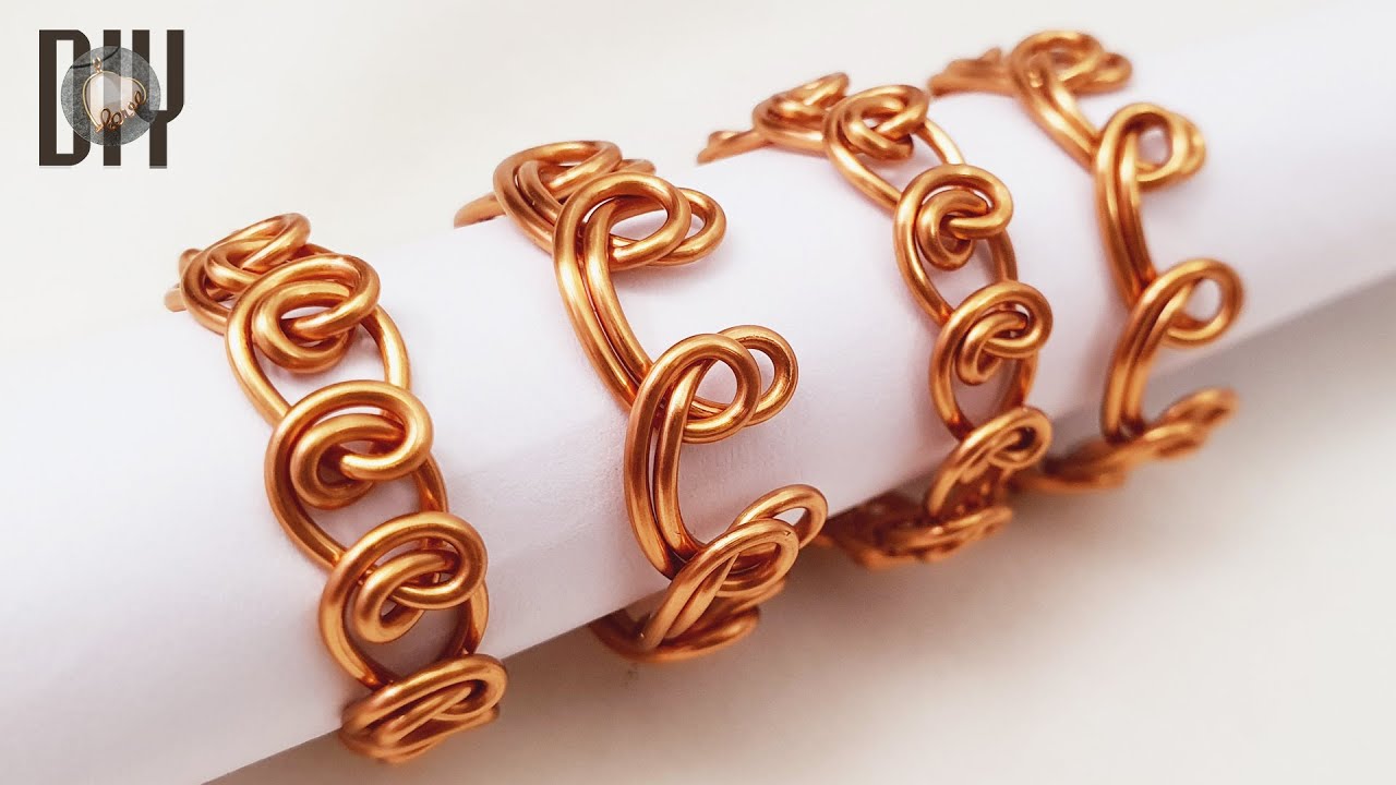 Twisted rings | Same direction | Opposite direction | Crown | No stone 748