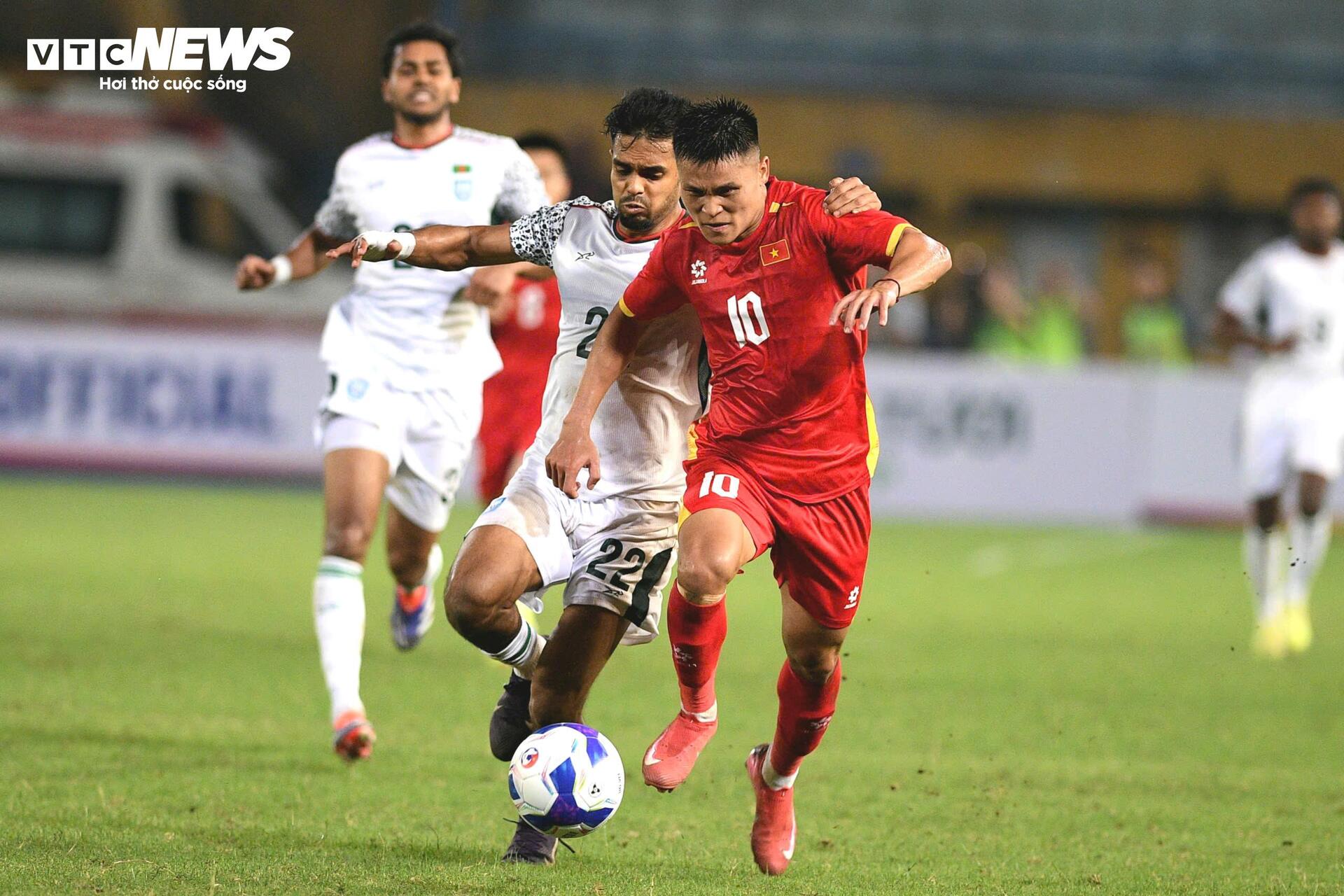 Ra mắt tuyển Việt Nam, Đỗ Hoàng Hên chơi bùng nổ trước Bangladesh