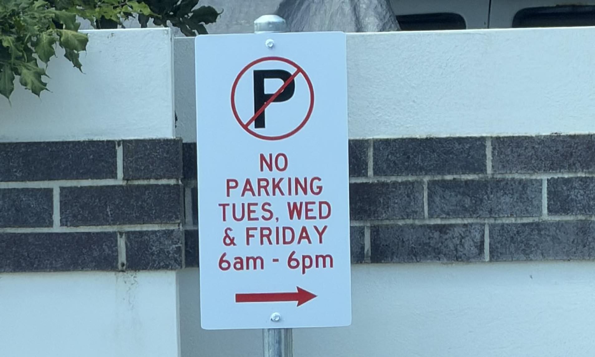 Aussies spot glaring problem with parking sign installed on street