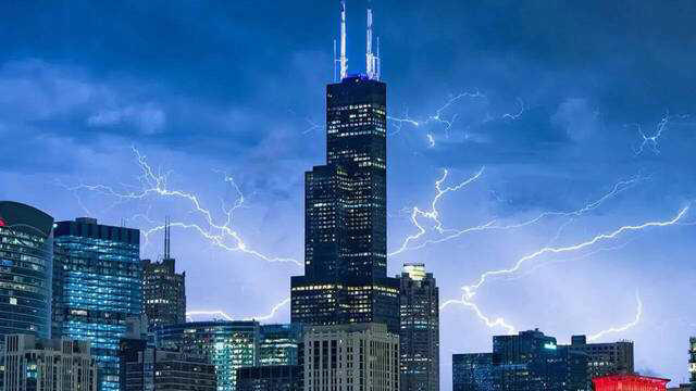 Severe storms threaten Chicago area with hail and tornado risks