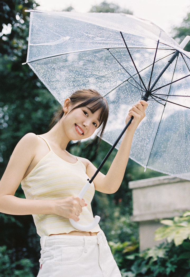 雨中微笑的她，治愈了整个城市的焦虑