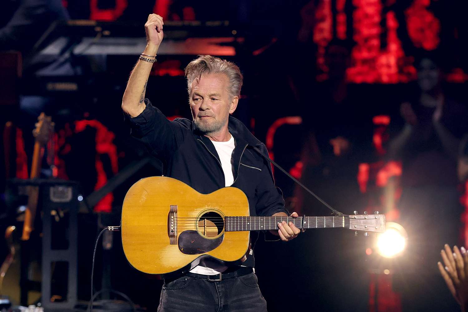 John Mellencamp interpreta en formato acústico «Jack & Diane» y «Pink Houses» al recibir el premio Icon Award en los iHeartRadio Music Awards 2026.