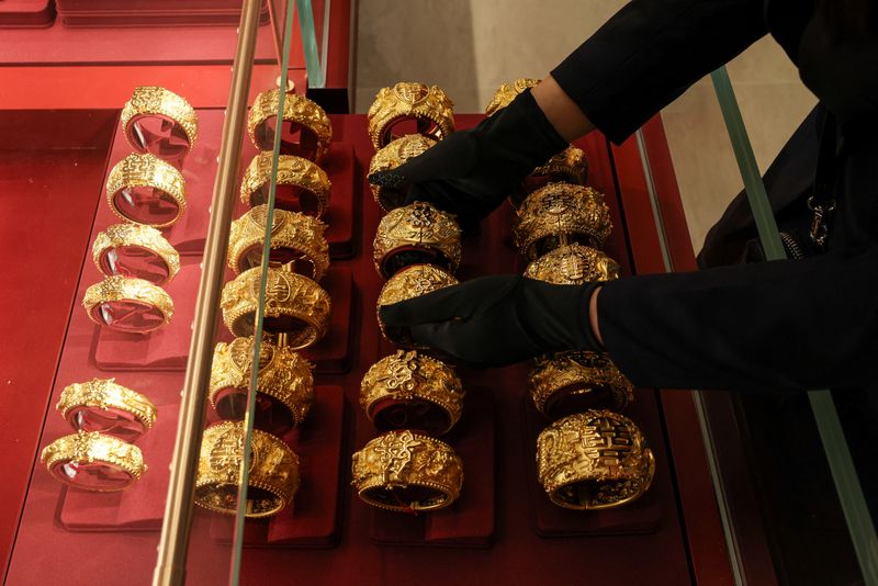 Gold rises on softer dollar, on track for fourth weekly drop<br>
