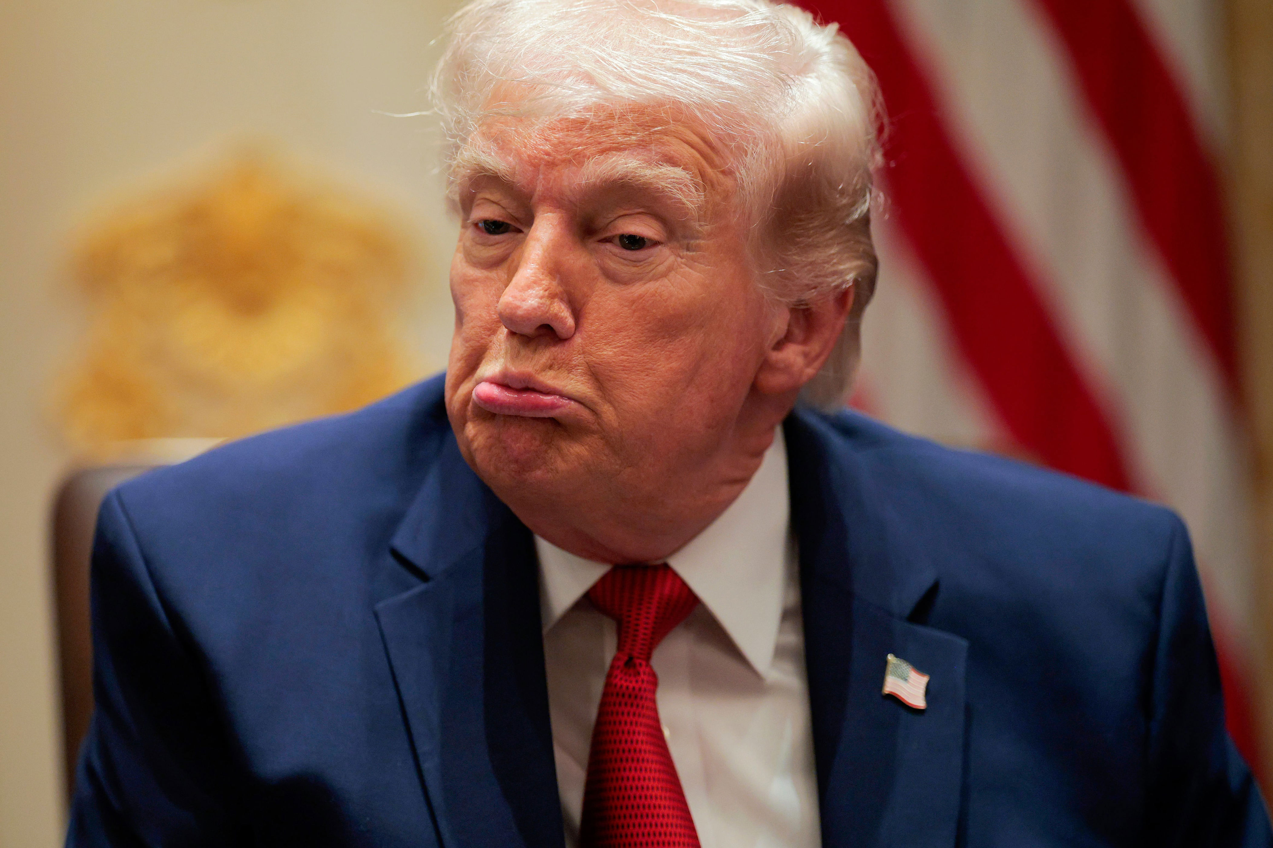 Steven Bannon humiliated as no one claps for his weird suck-up to Trump