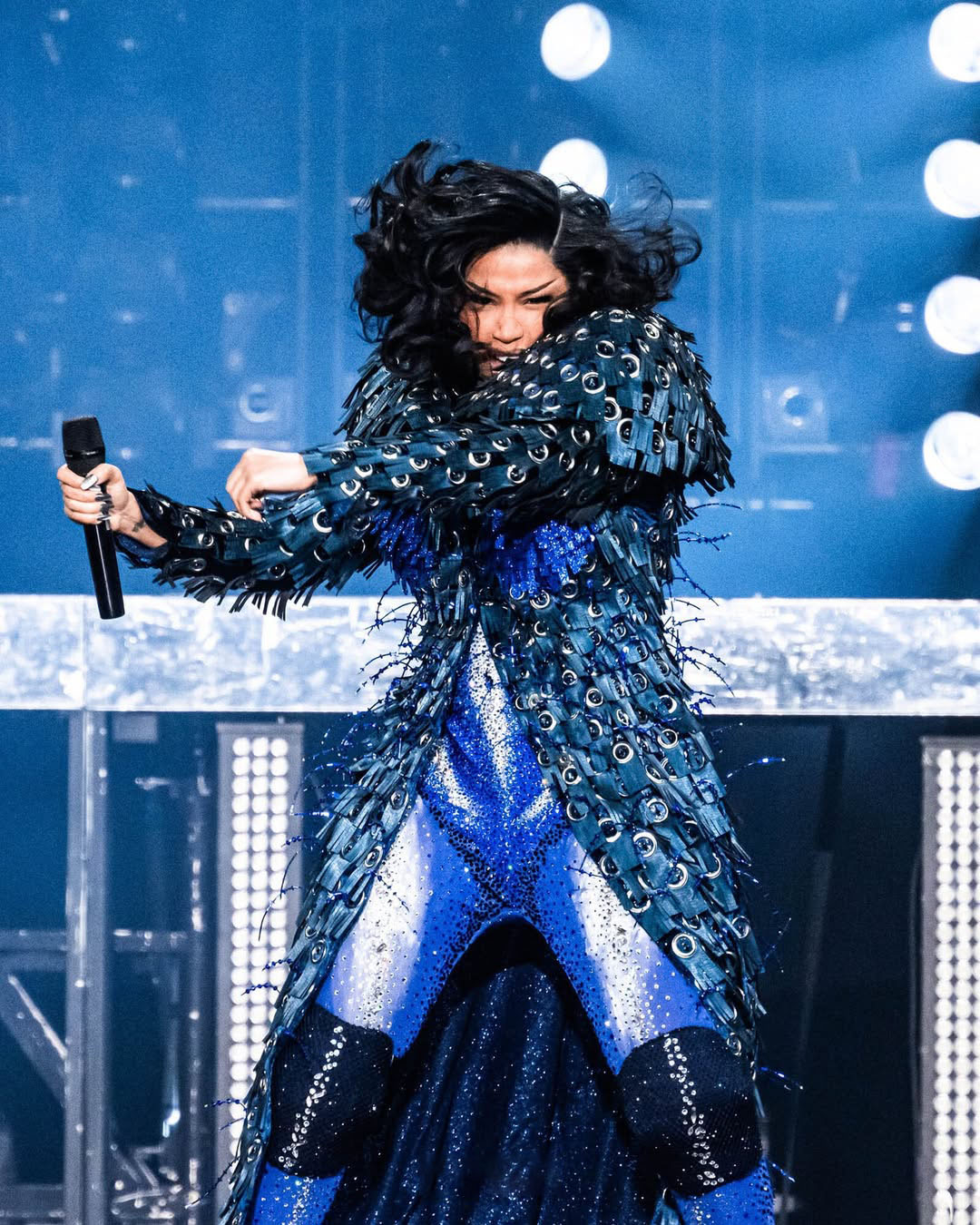 Cardi B tiếp tục mặc trang phục Đỗ Long trên sân khấu Mỹ