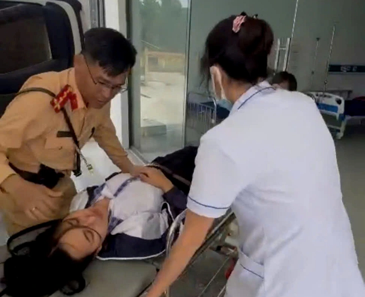 Cảnh sát giao thông dùng xe đặc chủng đưa nữ sinh bị ngất xỉu bên đường đi cấp cứu