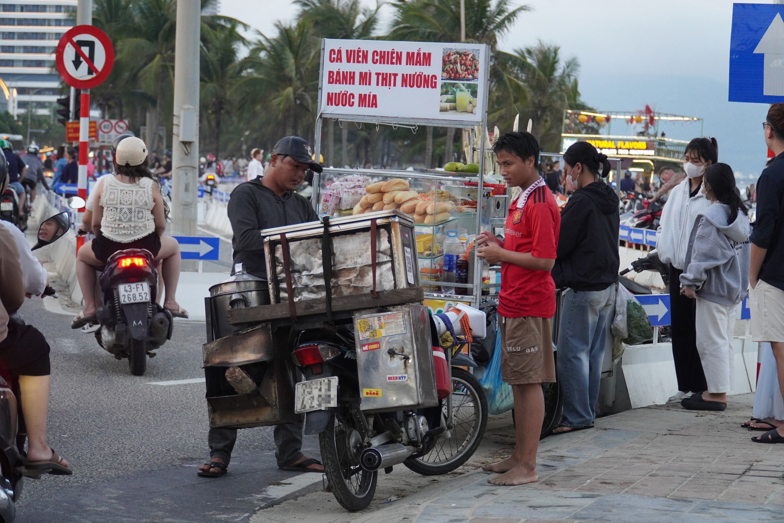 Hàng rong vẫn tung hoành trên đường du lịch ven biển Đà Nẵng