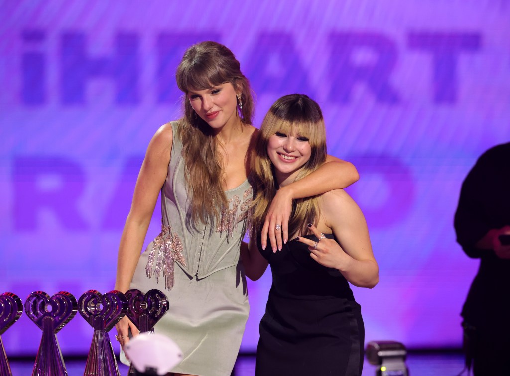 Alysa Liu entrega a Taylor Swift varios premios iHeartRadio Music Awards 2026.