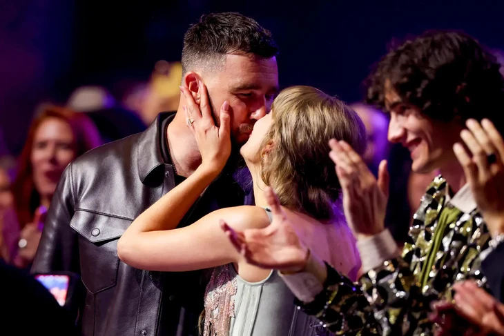 Taylor Swift và hôn phu Travis Kelce tình tứ tại iHeartRadio Music Awards 2026