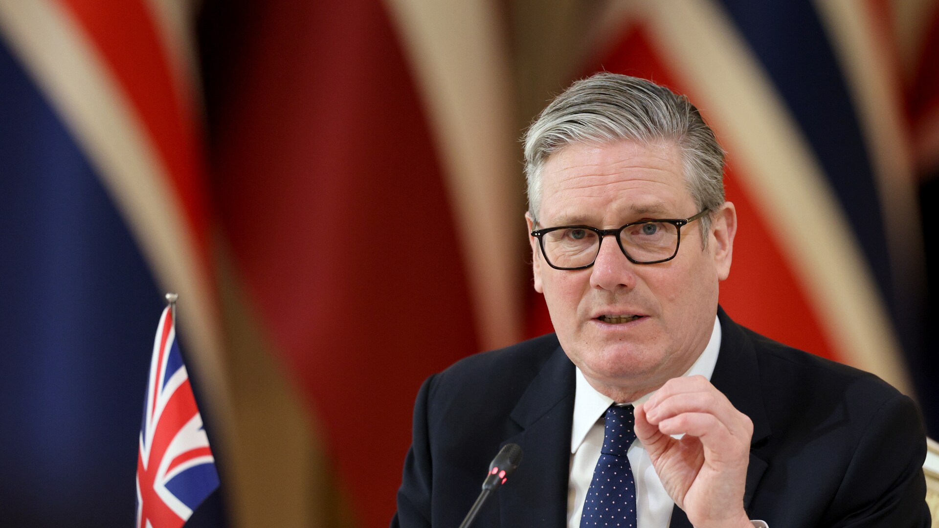 Starmer will Putins Kriegsmaschinerie aushungern: Großbritannien ...