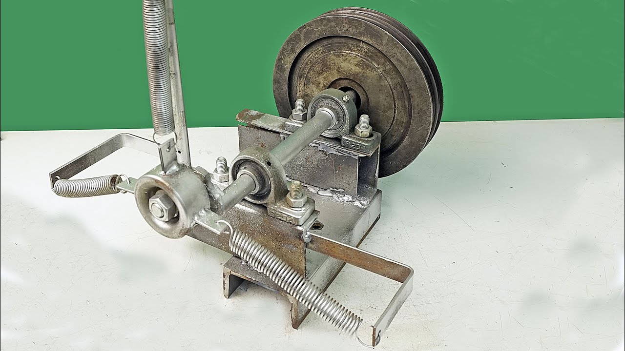 Handmade flywheel machine in action: ingenious DIY mechanics explained!