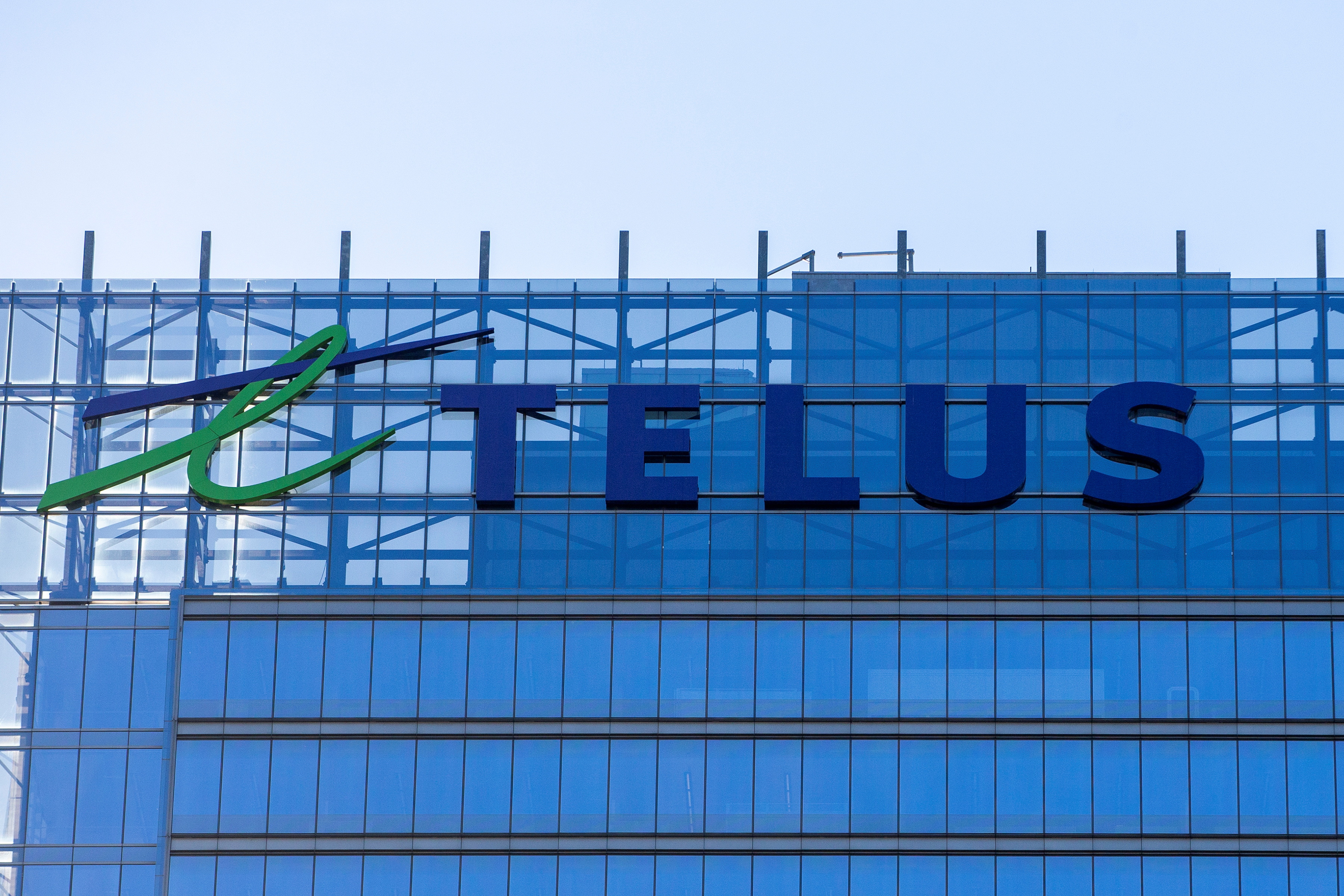 Telus' 'incongruous' yield, rising share count support case for ...