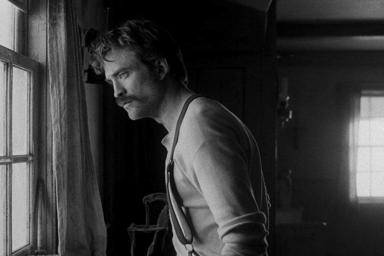 Robert Pattinson dalam film The Lighthouse (dok. Focus Features/The Lighthouse)