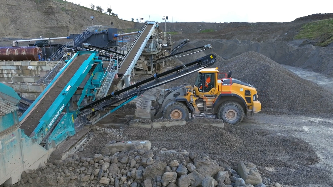 Seamless material flow with loader and conveyor in perfect sync