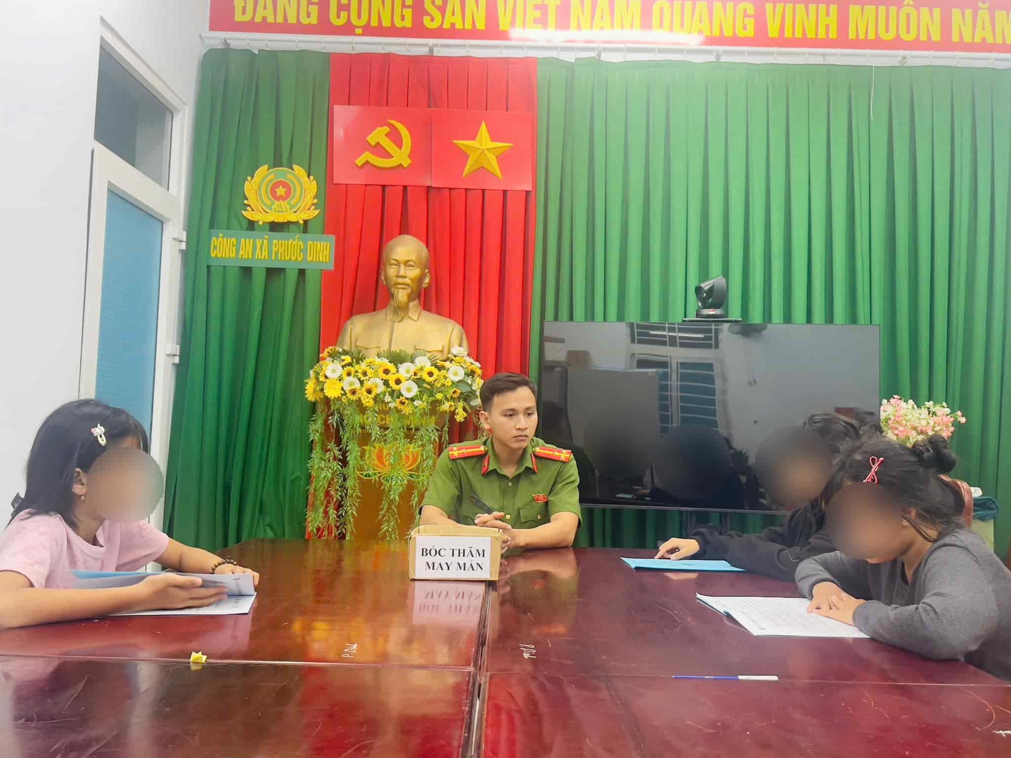 Công an hóa giải mâu thuẫn nữ sinh bằng bốc thăm, hát cùng nhau