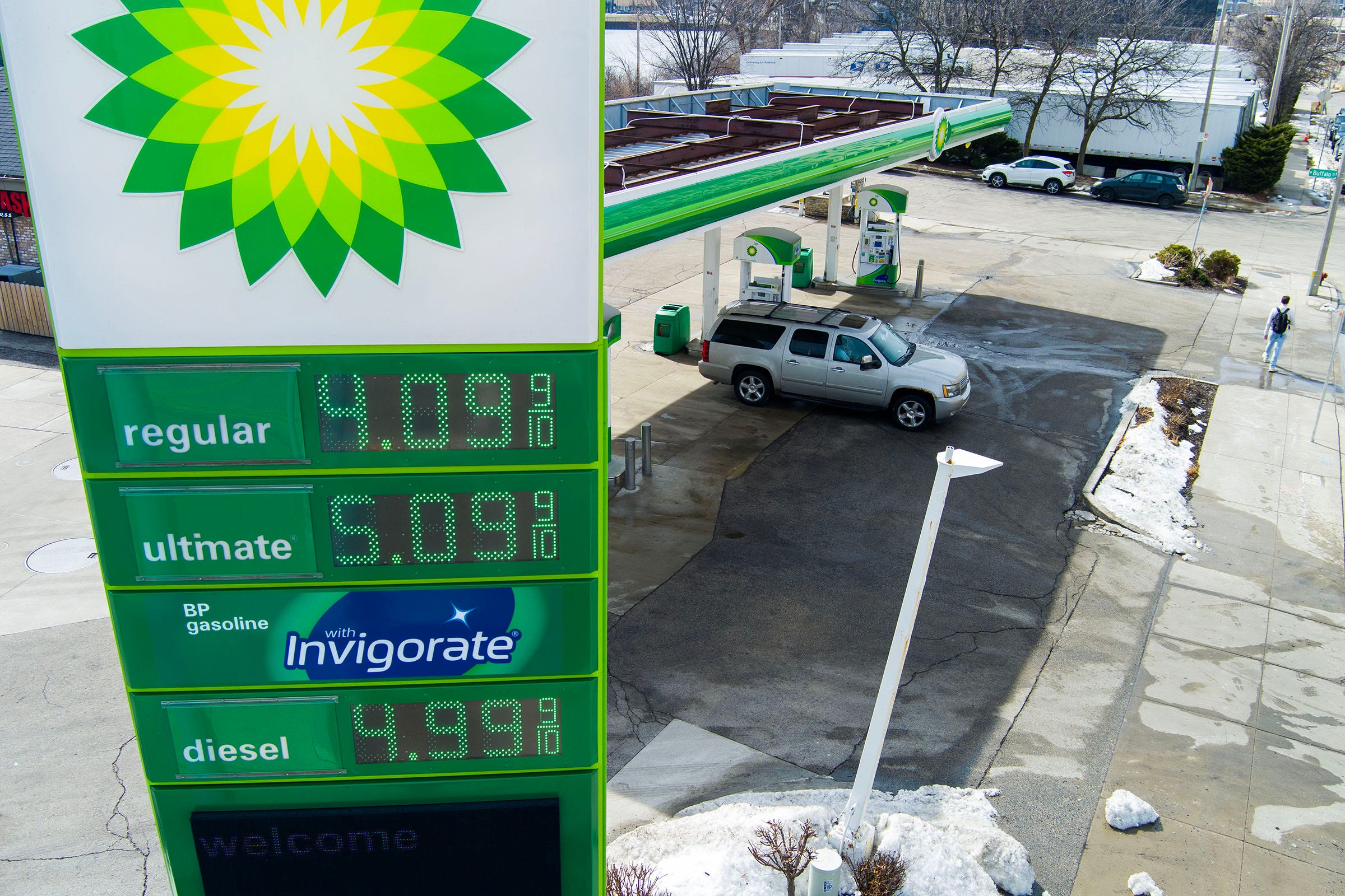 Gas hits $4 a gallon nationally. What is the average price in Wisconsin?