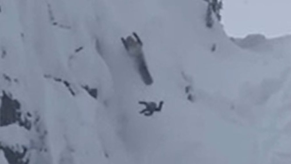The slope was too steep: Rider nearly run over by his own snowmobile