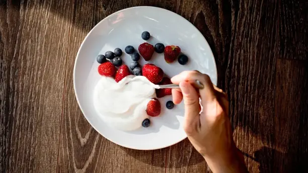 Sữa chua Hy Lạp có kết cấu đặc và giàu protein hơn so với sữa chua thông thường.