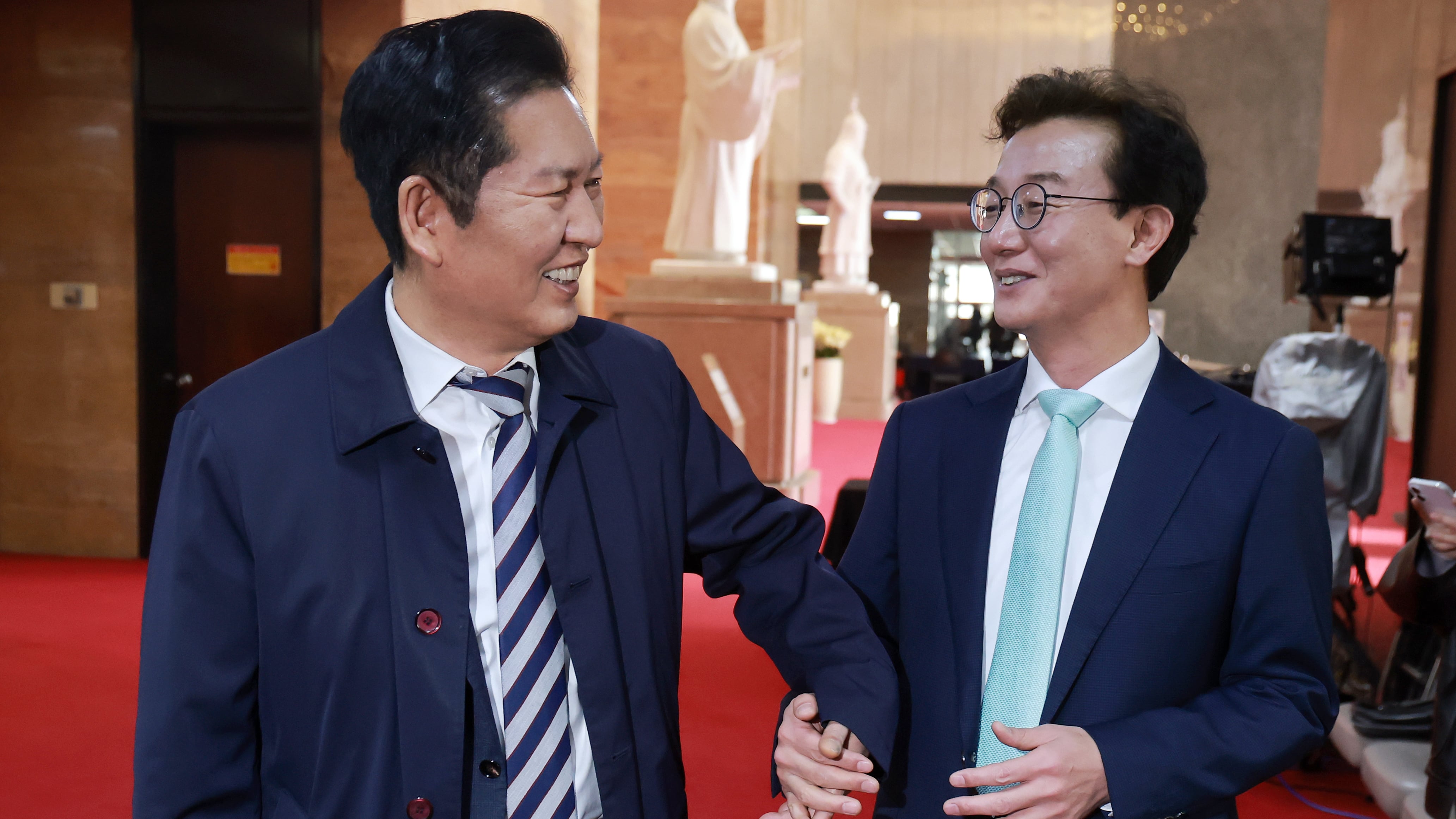 Democratic Party backs investigated representative for Busan mayor