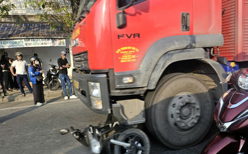 Va chạm giữa xe tải và xe máy trên quốc lộ, cụ ông 80 tuổi tử vong tại chỗ