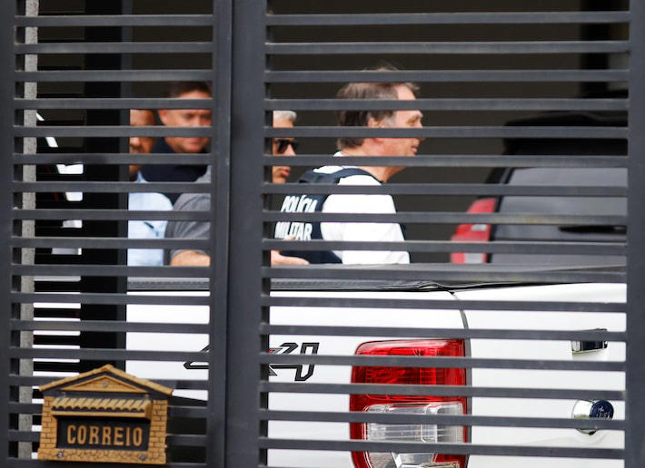 O ex-presidente Jair Bolsonaro ao chegar em casa, para cumprir prisão domiciliar, após deixar o hospital nesta sexta-feira, 27 Foto: Wilton Junior/Estadão