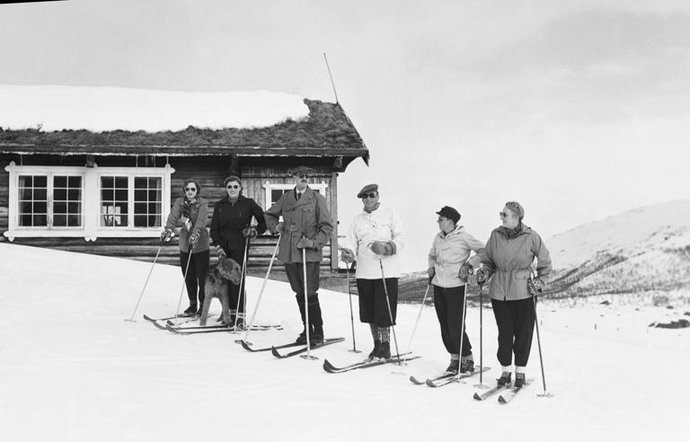 Den norske kongefamilien på påskeferie i Sikkilsdalen på Prinsehytta i 1950. Kongefamilien samlet til påskerennet. F.v. prinsesse Ragnhild, prinsesse Astrid, kong Haakon, kronprins Olav, prins Harald og kronprinsesse Märtha utenfor Prinsehytta. Foto: Jan Stage / NTB
