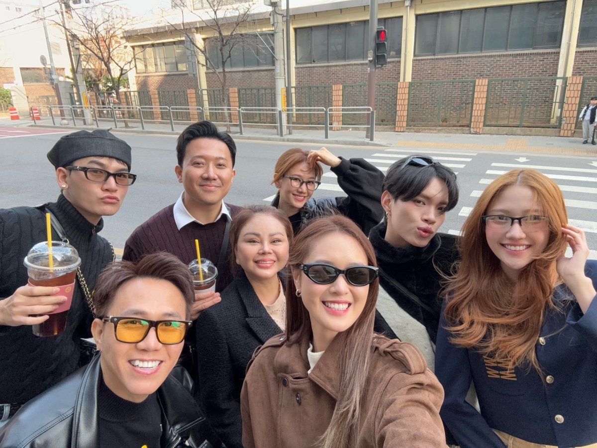 Vợ chồng Trấn Thành tình tứ khi cùng hội bạn thân về thăm quê Hari Won