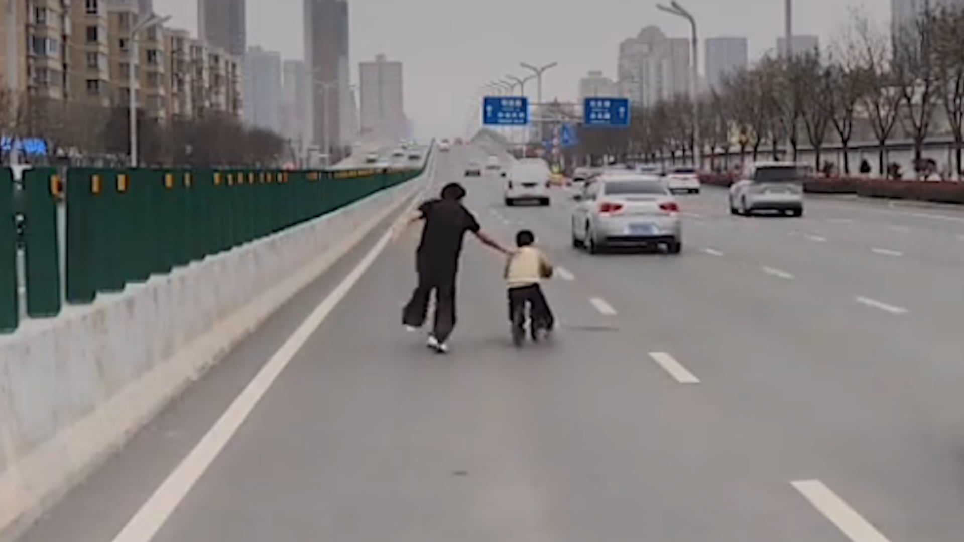 Child rescued by heroic driver after crossing four lanes of traffic on ...