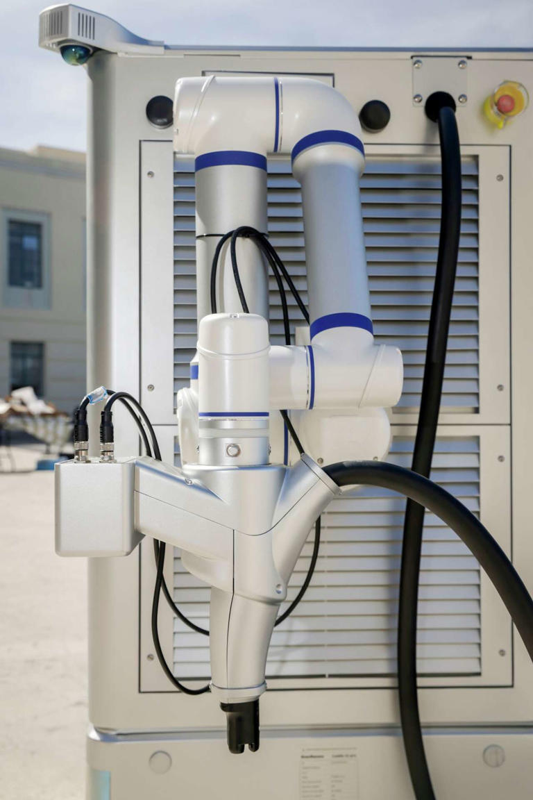These autonomous robots drive to your electric car - and charge it