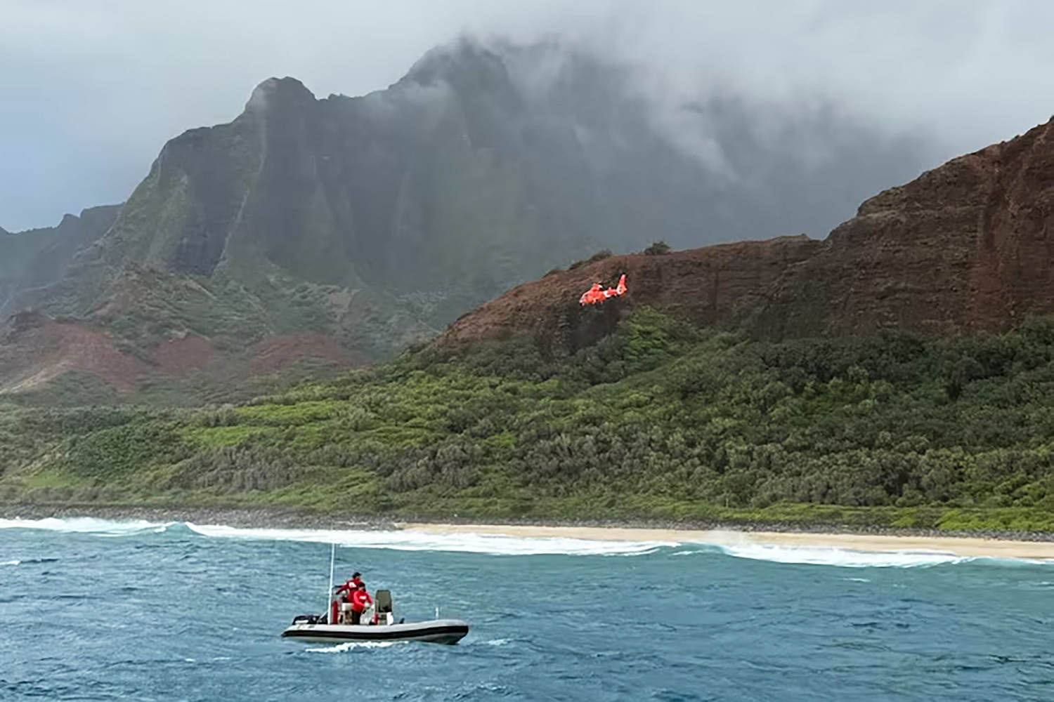 3 dead after helicopter crash at Kalalau Beach in Hawaii<br>
