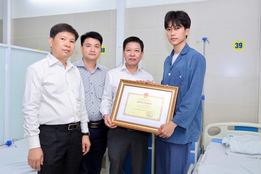 Bộ GDĐT tặng bằng khen cho sinh viên lao vào đám cháy cứu người