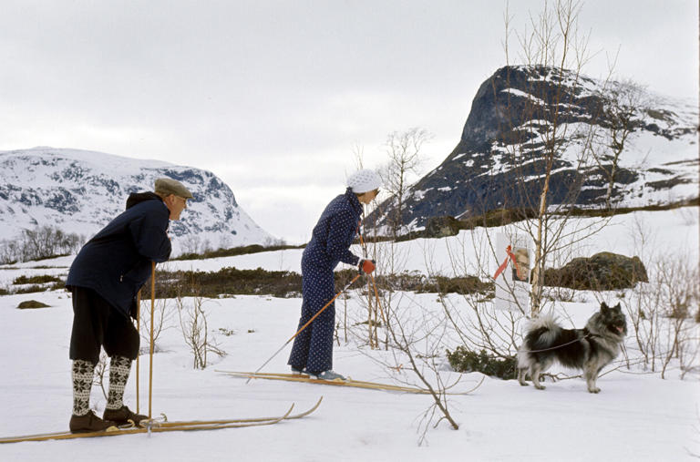 Kong Olav og kronprinsesse Sonja under rebusløpet i det tradisjonelle påskeskirennet i Sikkilsdalen i 1974. Kronprinsesse Sonja sammen med hunden Cherie. Foto: Svein Hammerstad / NTB