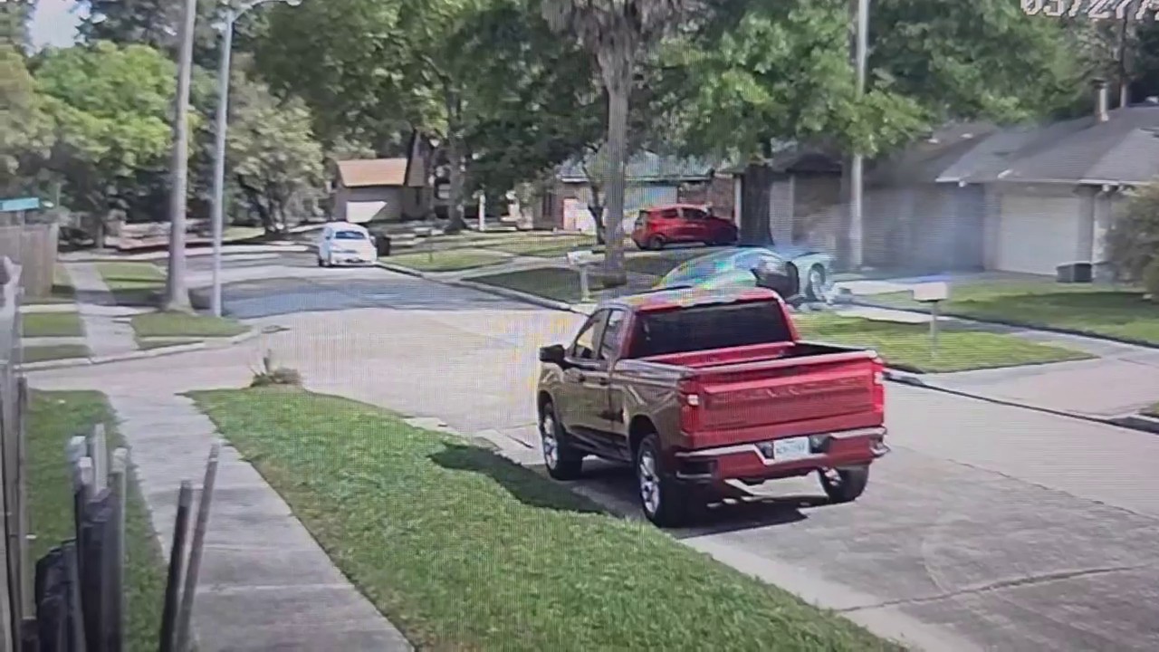 Video: Vehicle crashes into fire hydrant in Harris County