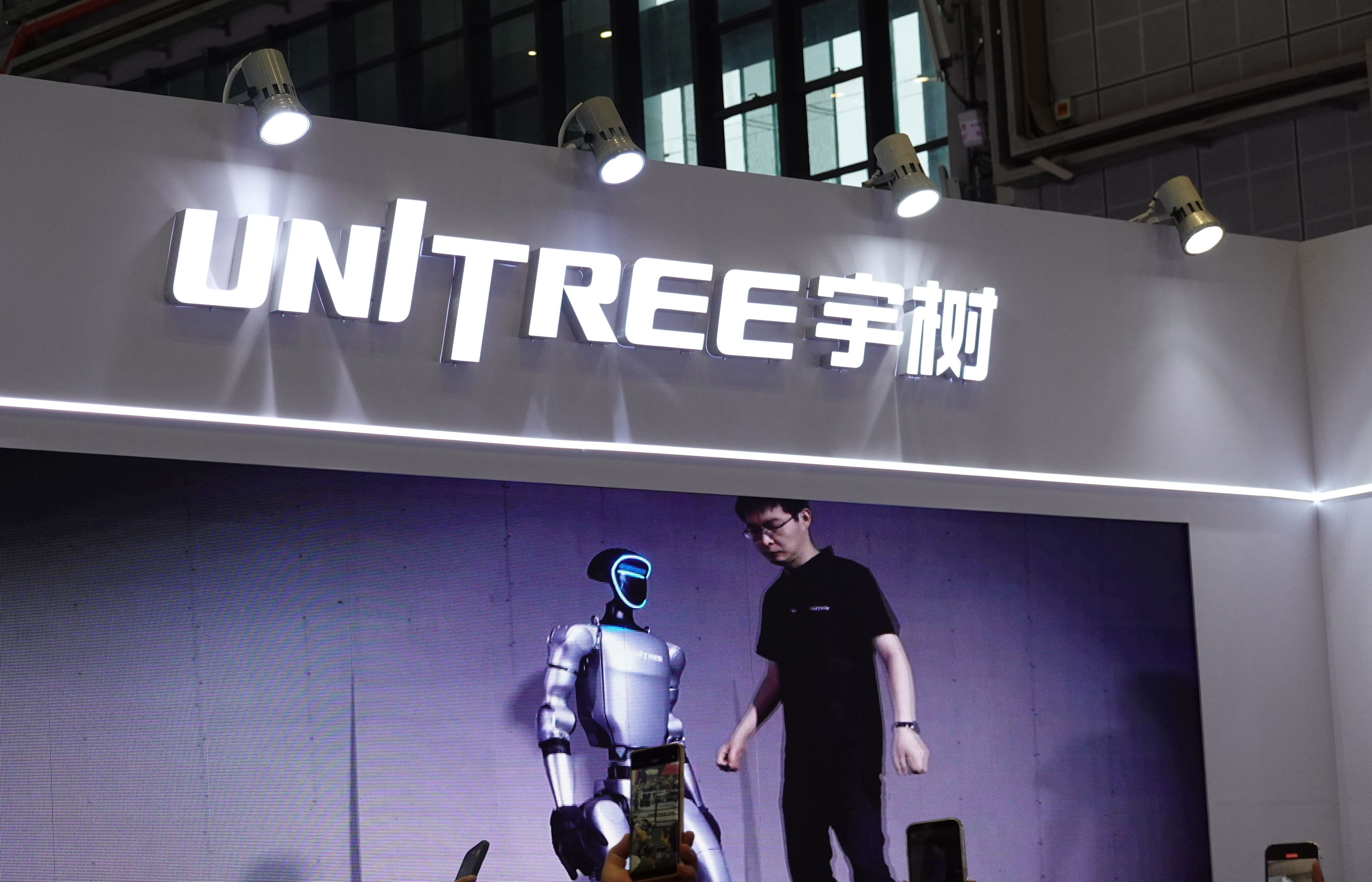 Humanoid robot hits child at demo