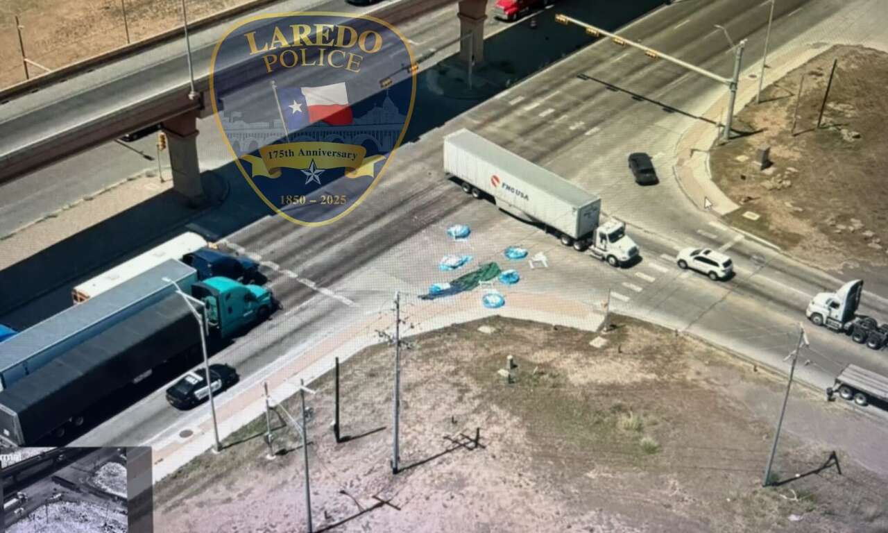 Traffic delays reported in northeast Laredo after truck drips steel beams<br>