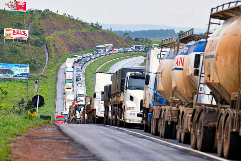 O fechamento de rotas marítimas no Oriente Médio encareceu a importação de derivados de petróleo em março (Foto: EBC | Reprodução)