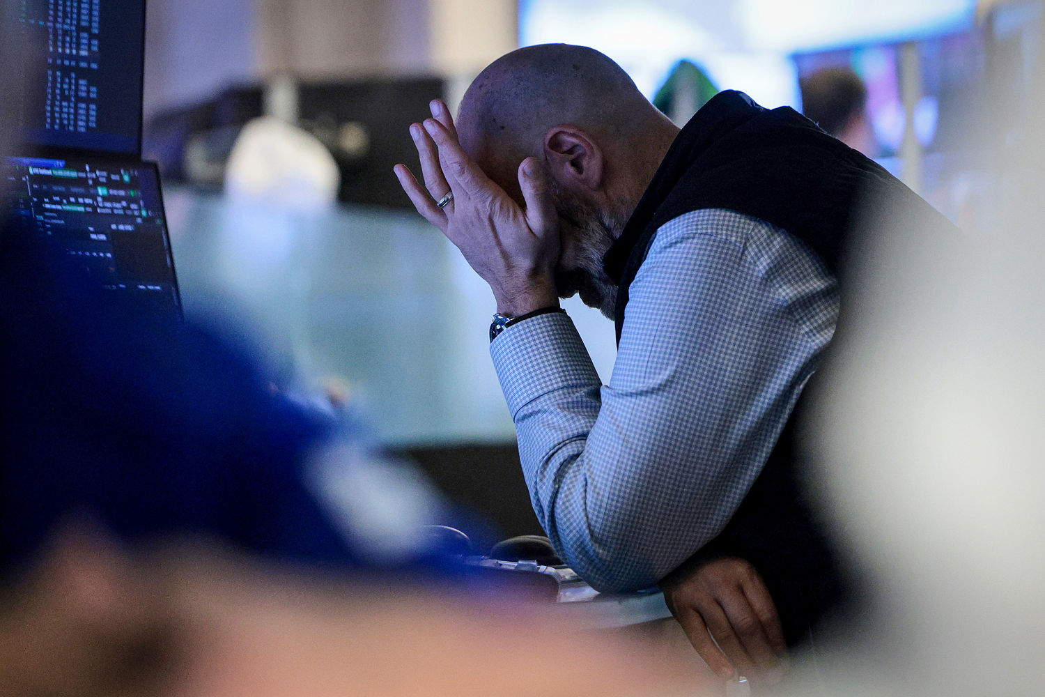 Markets plunge, US oil hits $100 as Trump's attempt to reassure Wall ...