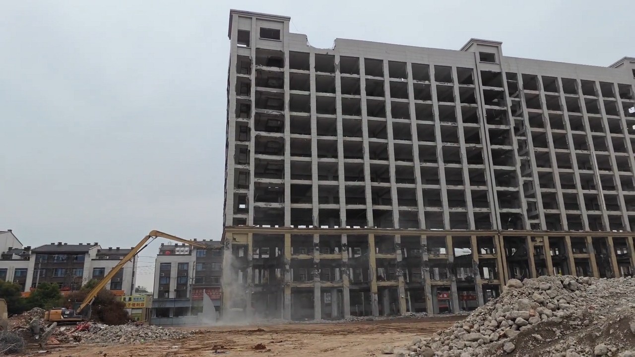 Building begins to collapse during demolition work in Zhejiang, China<br>