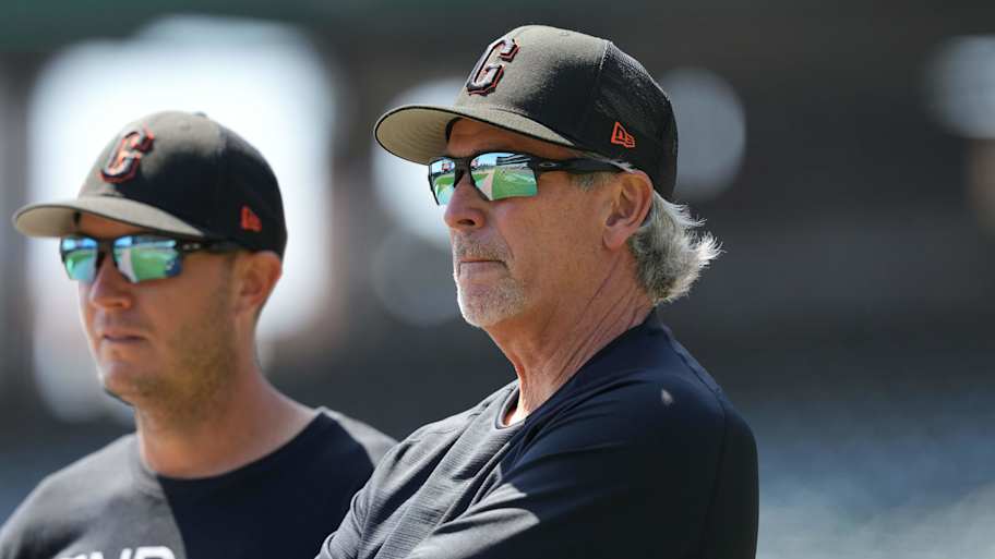 Ron Wotus pulled back into Giants dugout by Tony Vitello, WBC