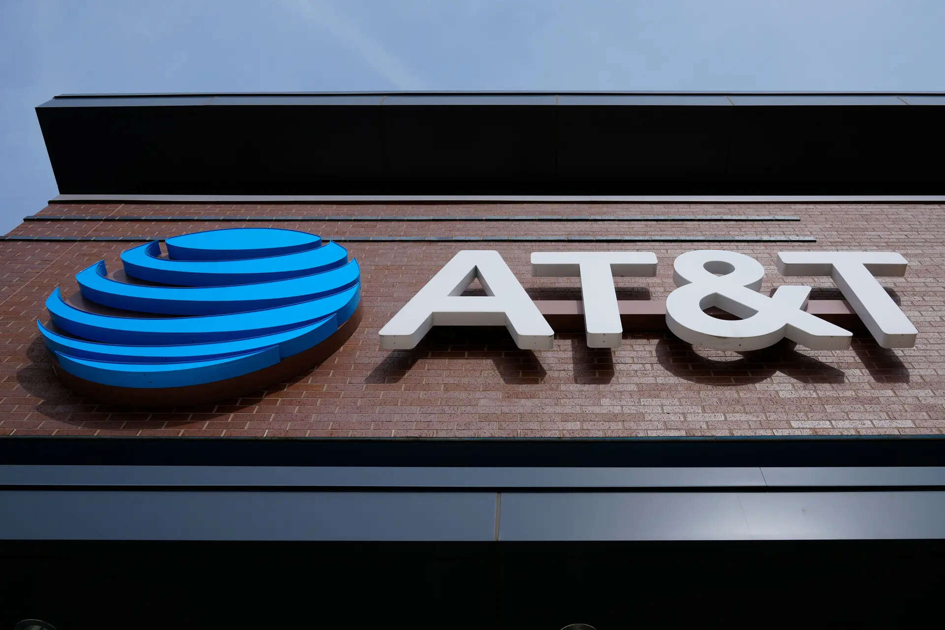 AT&T’s new fee kicks in this April - legacy customers urged to check ...