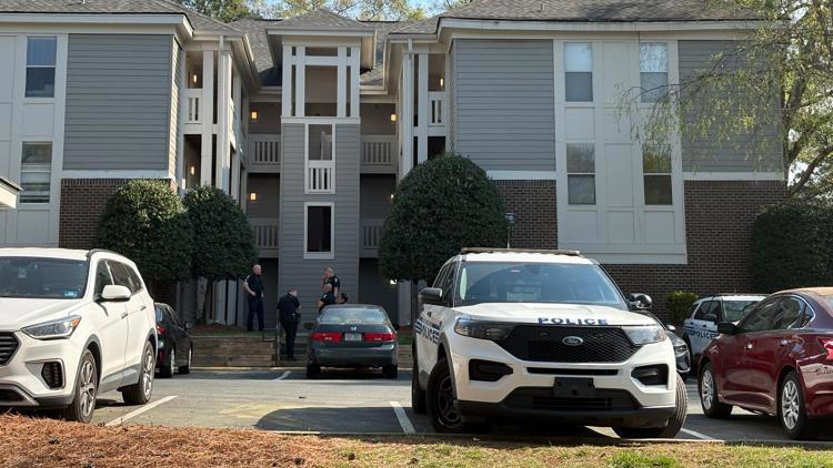 Woman shot, killed at north Charlotte apartment complex
